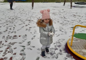 08 Dziewczynka trzyma śnieżkę